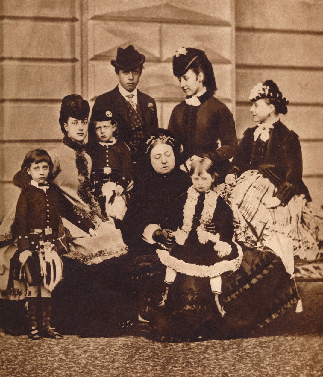 Dronning Victoria med sin svigerdatter og børnebørn, c1880 1935 af Unbekannt