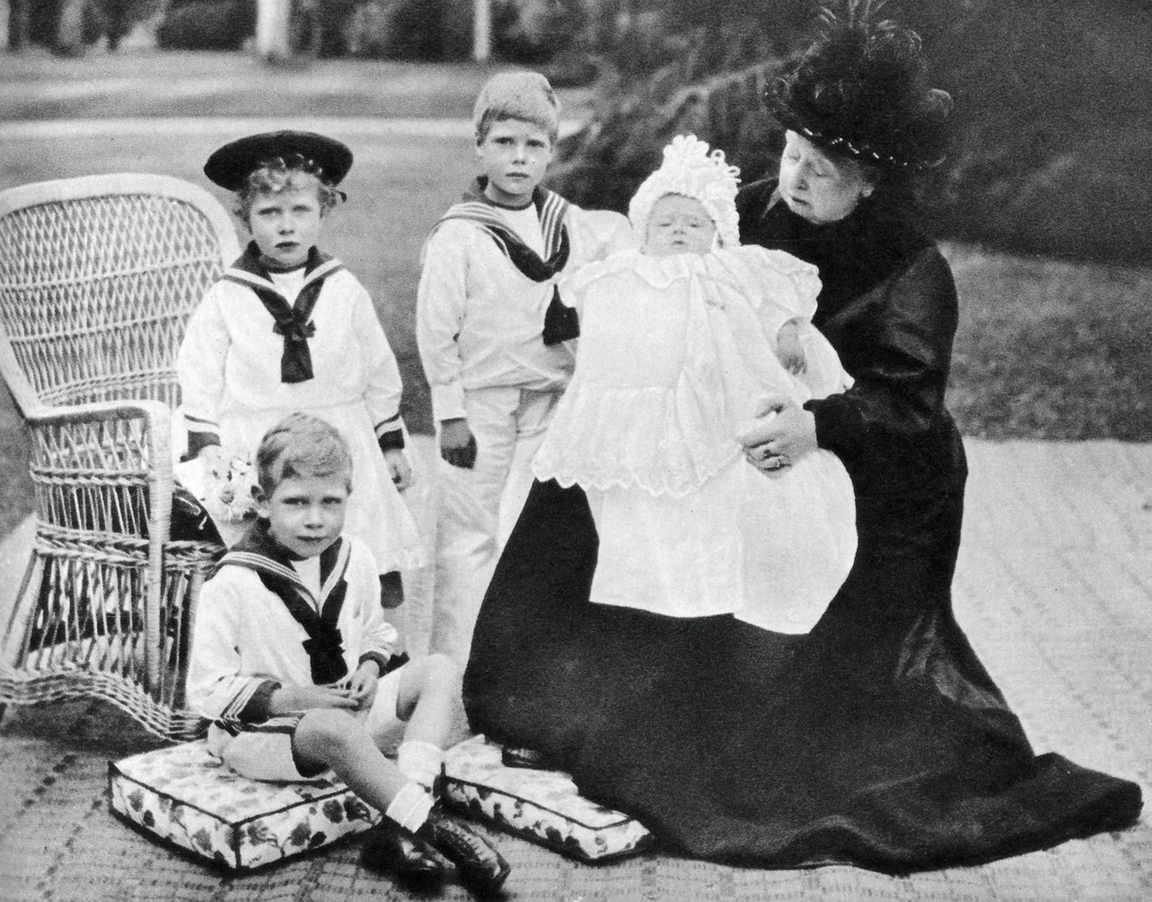 Dronning Victoria med sine oldebørn i Osborne House, Isle of Wight, 1900 af Unbekannt