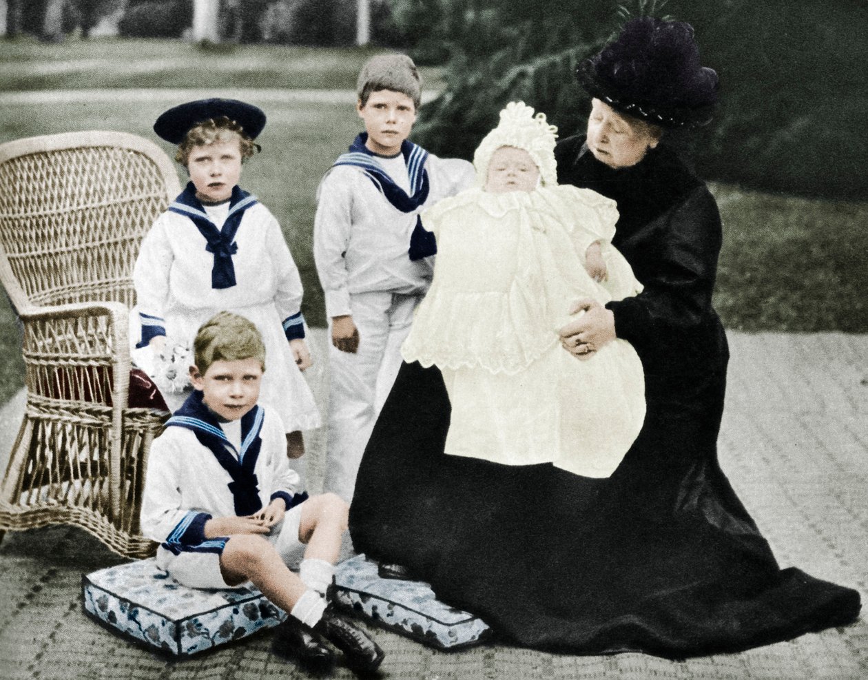 Dronning Victoria med sine oldebørn i Osborne House, Isle of Wight, 1900 af Unbekannt