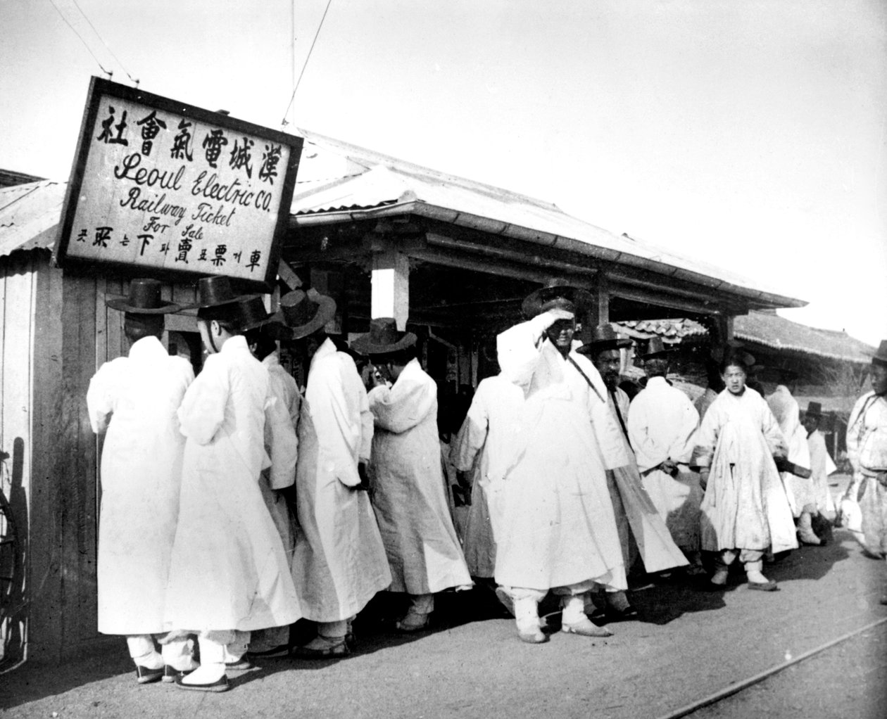 I kø for jernbanebilletter, Seoul, Korea, 1900 af Unbekannt