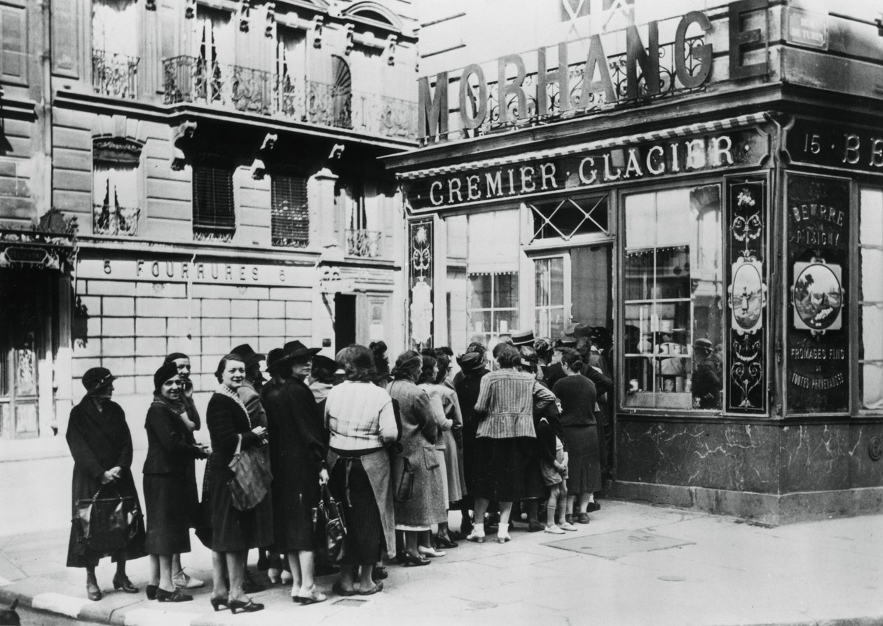 Kø af kvinder uden for en mejeributik, tysk-besatte Paris, 28. juni 1940 af Unbekannt
