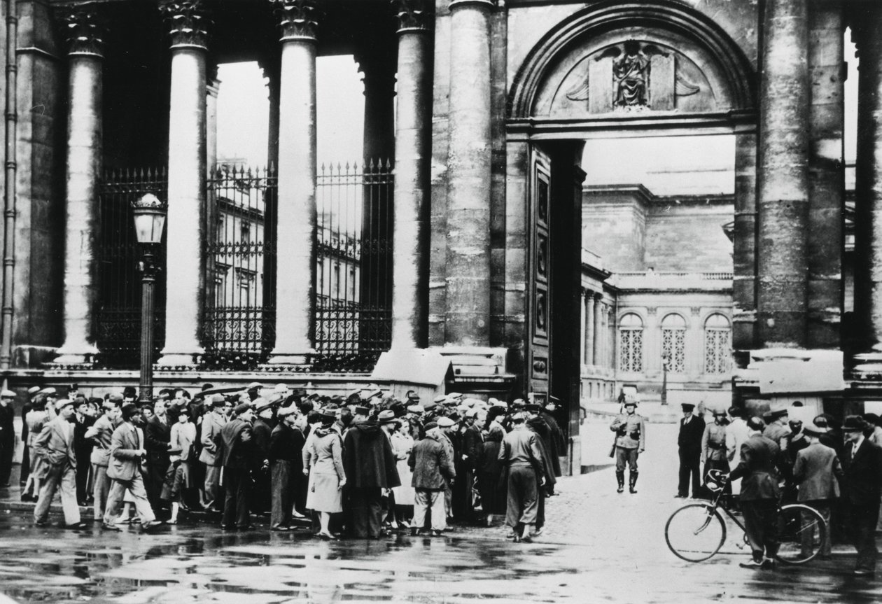 Kø uden for Bureau of Information for civile i Deputeretkammeret, Paris, juli 1940 af Unbekannt