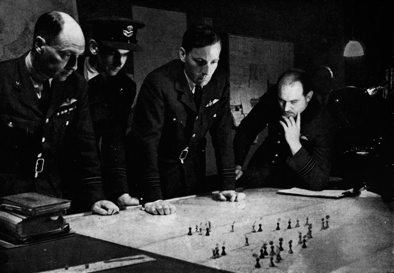 RAF Bomber Command operationsrum under et raid, 1941 af Unbekannt