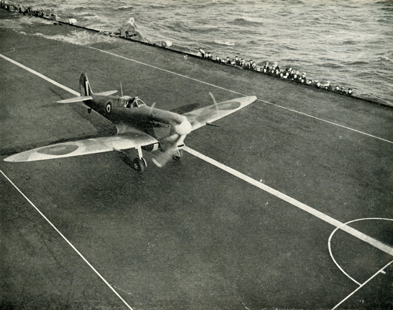 RAF Spitfire på dækket af et hangarskib på vej til Malta, Anden Verdenskrig, 1942 1944. af Unbekannt