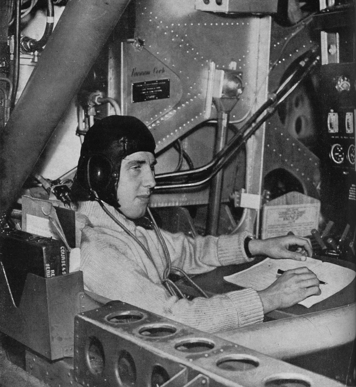RAF flyveingeniør om bord på et fly, c1940 1943 af Unbekannt