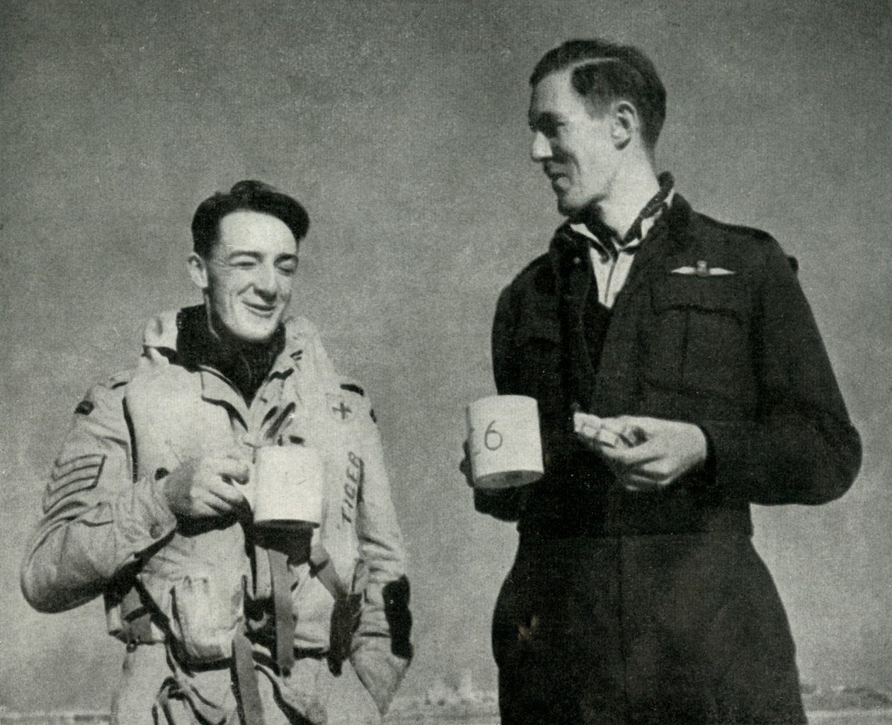 RAF-personale nyder en kop te, Malta, Anden Verdenskrig, 1942 1944. af Unbekannt