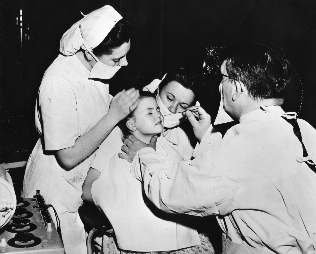Radiumbehandling for at helbrede en næseinfektion, Frankrig, c1947-1951 af Unbekannt