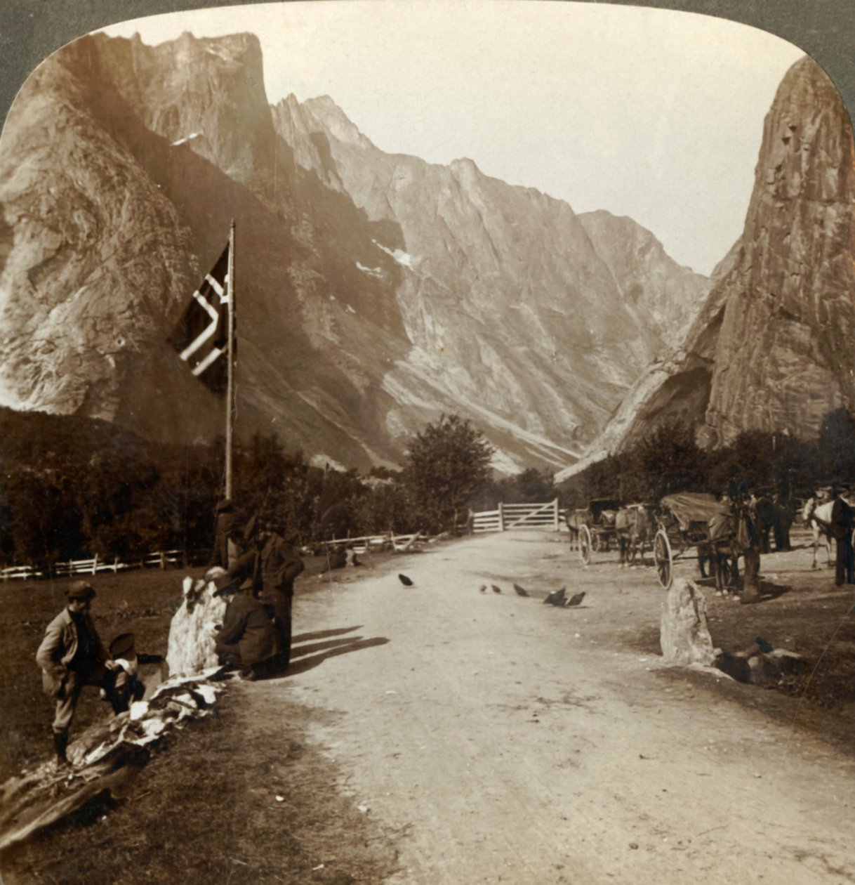 Ujævn række af Troldtinder eller Heksepinnacles fra dalvejen, Horgheim, Norge, c1905. af Unbekannt