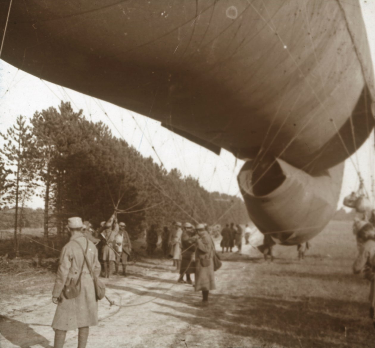 Rejsning af en observationsballon, Somme, Nordfrankrig, 1916 af Unbekannt