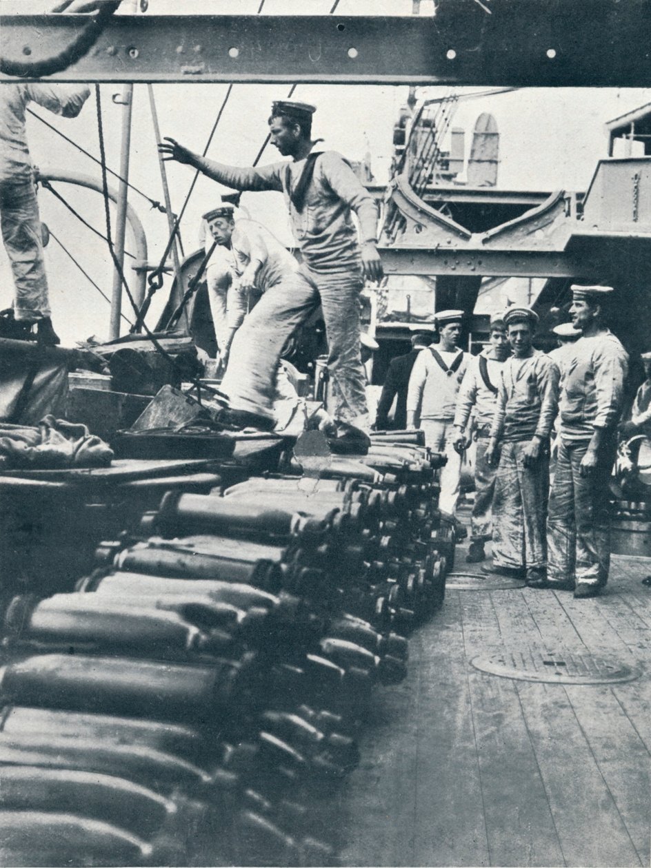 Modtagelse af granater til flådekanonerne på dækket af et slagskib, c1914 af Unbekannt