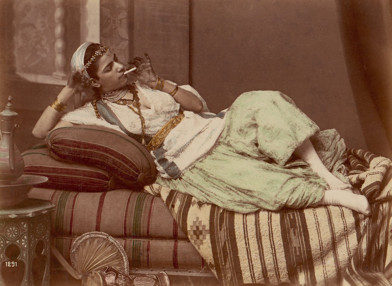 [Liggende kvinde ryger], 1870-90. af Unbekannt