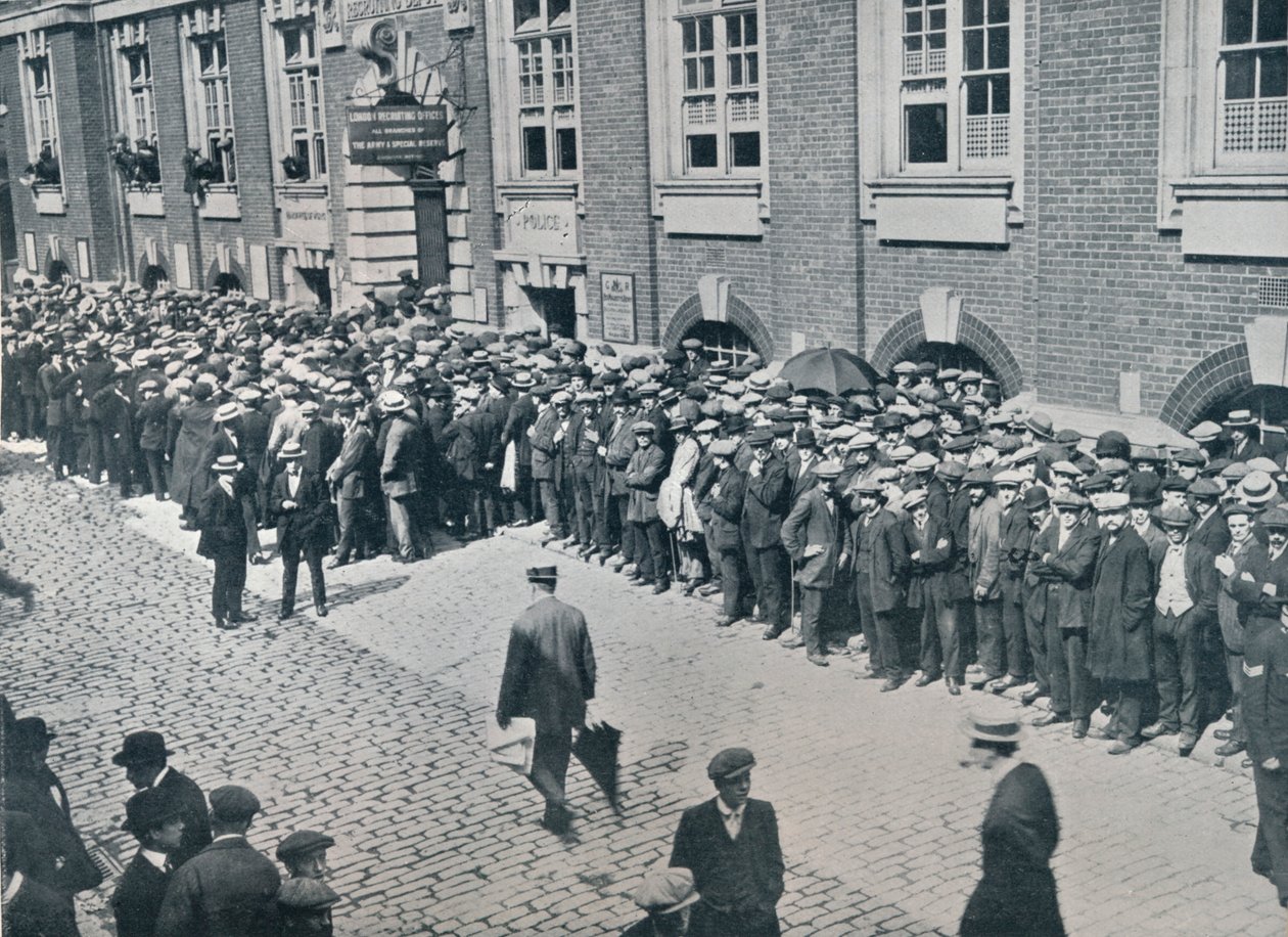Rekrutter venter uden for det centrale Londons rekrutteringsdepot, 1914 af Unbekannt
