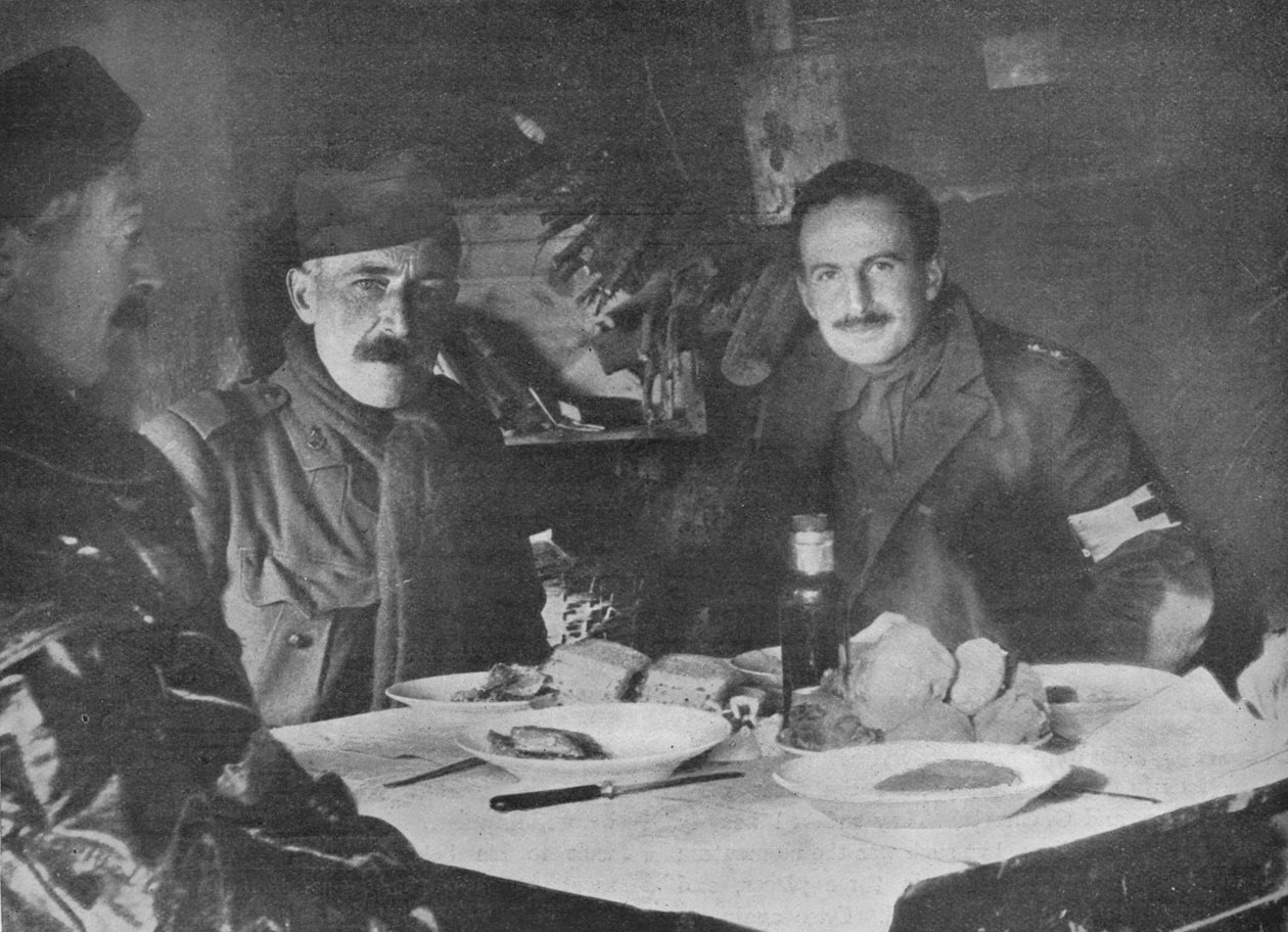 Røde Kors-officerer til middag i en udgravet udgravning, 1914 af Unbekannt