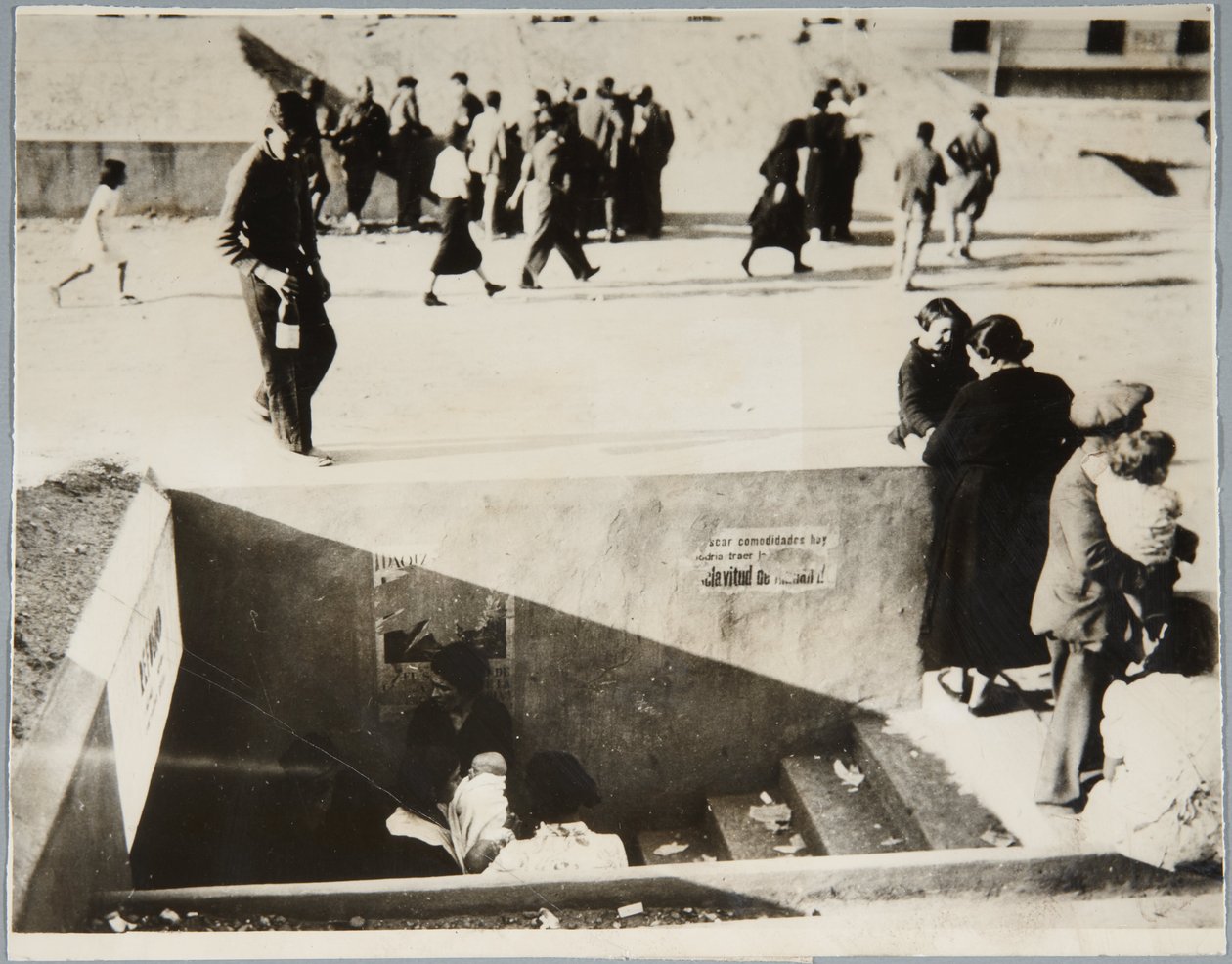 Red air Raid Shelters hjælper med at bekæmpe red air raids, Castellón af Unbekannt