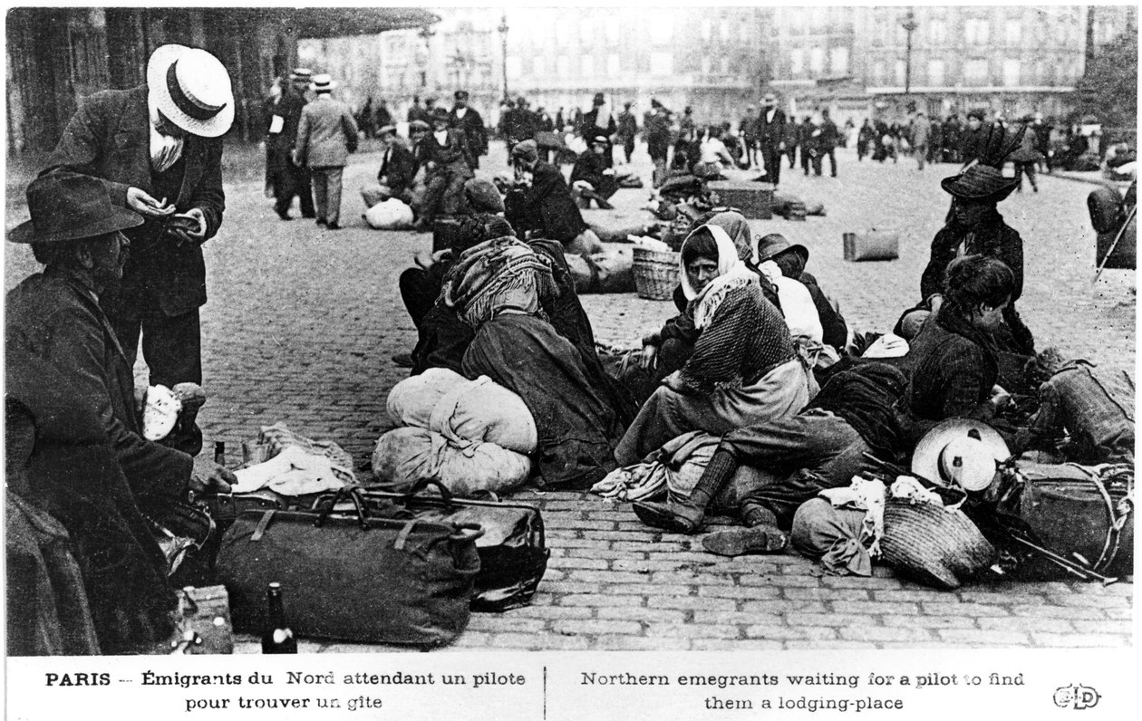 Flygtninge fra nord venter på en guide til at finde bolig, Paris, Første Verdenskrig, 1914-1918 af Unbekannt