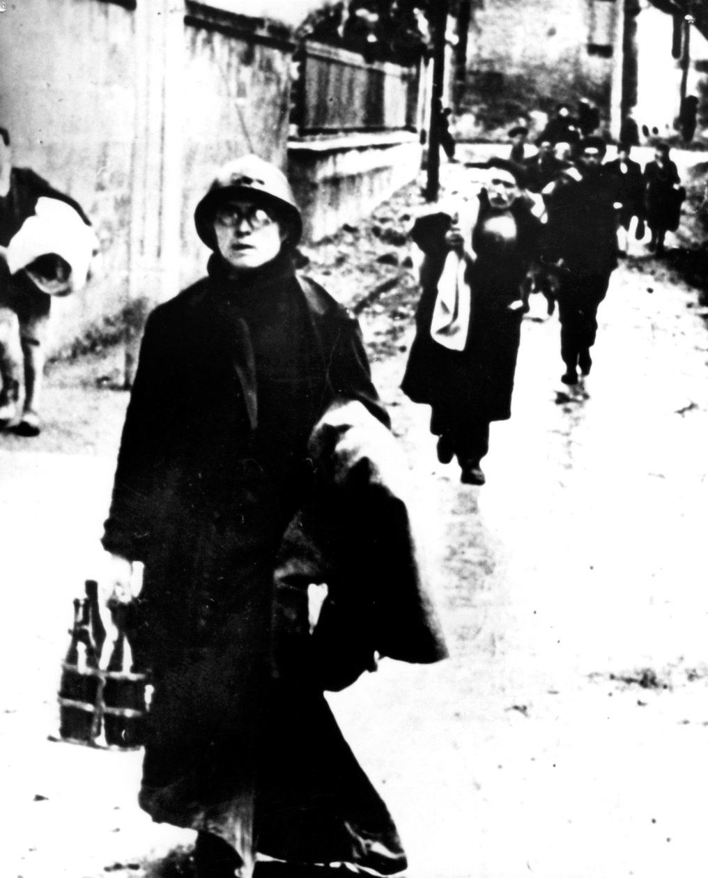 Flygtninge forlader en by i Normandiet, Frankrig, Anden Verdenskrig, 1940-1944 af Unbekannt