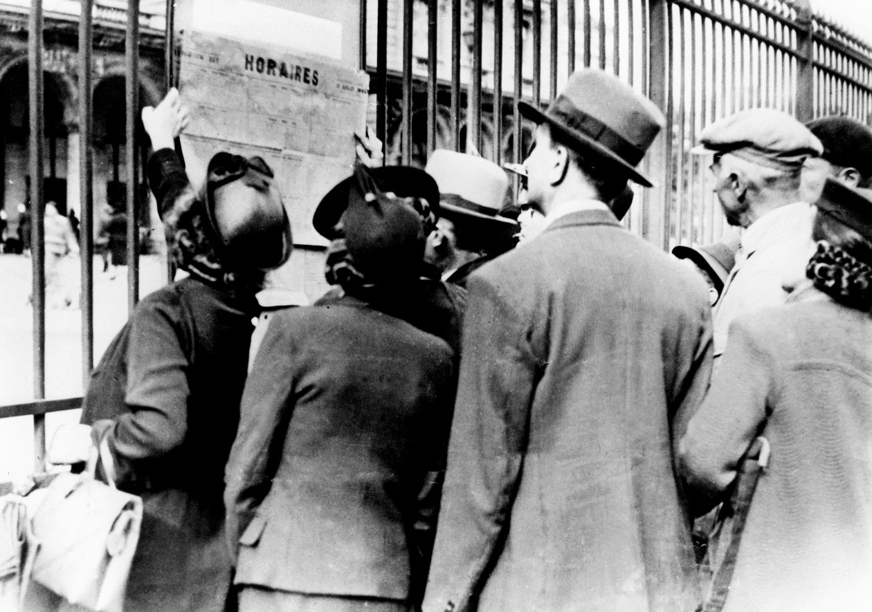Flygtninge studerer en togplan, Gare de lEst, Paris, juli 1940 af Unbekannt