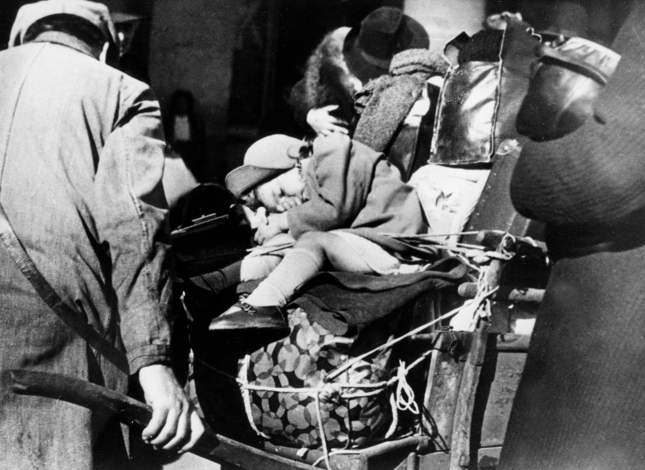 Flygtninge med deres bagage på Gare de lEst, Paris, august 1940 af Unbekannt