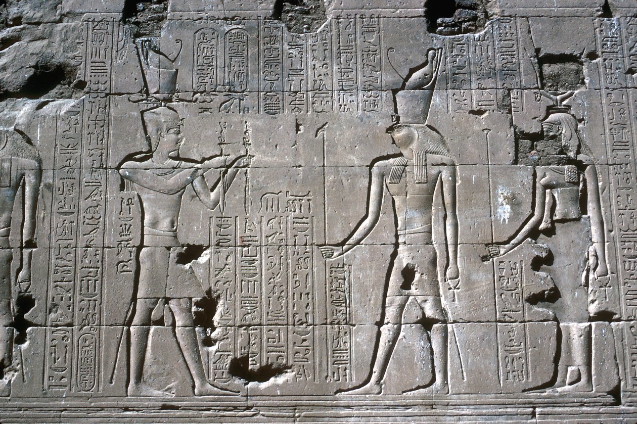 Relief af faraoen før Horus, Horus tempel, Edfu, Egypten, ptolemæisk periode, c251 f.Kr.-c.246 f.Kr. af Unbekannt
