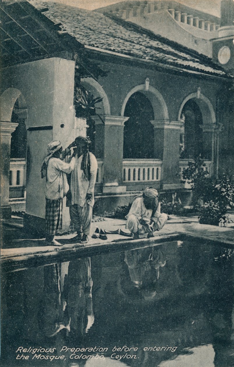 Religiøs forberedelse inden man går ind i moskeen, Colombo, Ceylon, c1910. af Unbekannt