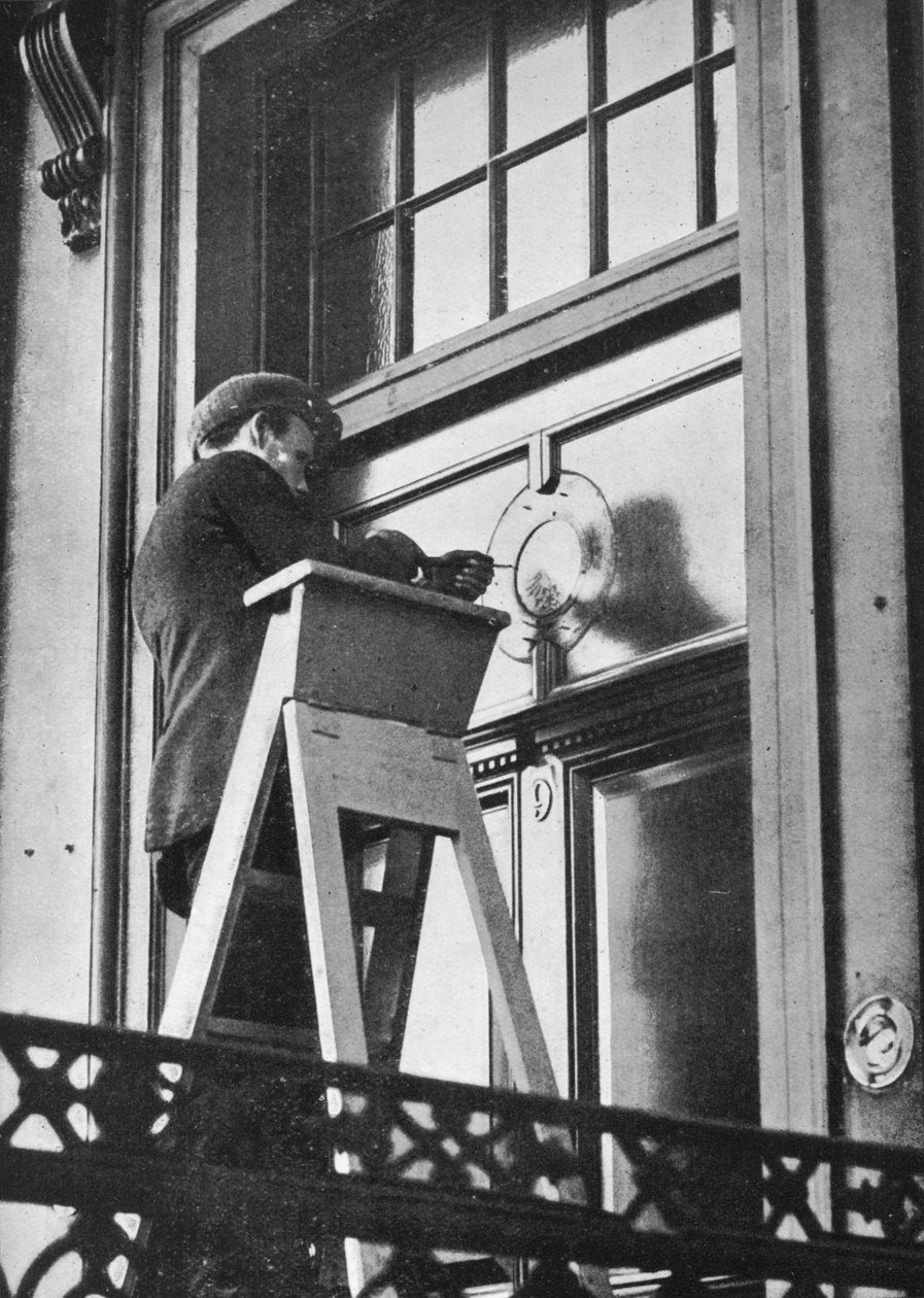 Fjernelse af tyske emblemer fra den tyske ambassade, Carlton House Terrace, London, 1914 af Unbekannt