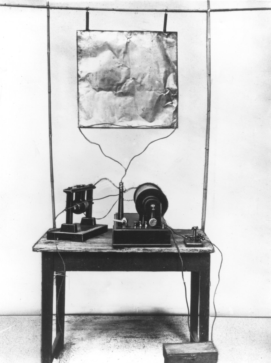 Replika af Marconis første sender brugt i hans tidlige eksperimenter i Italien, 1894 af Unbekannt