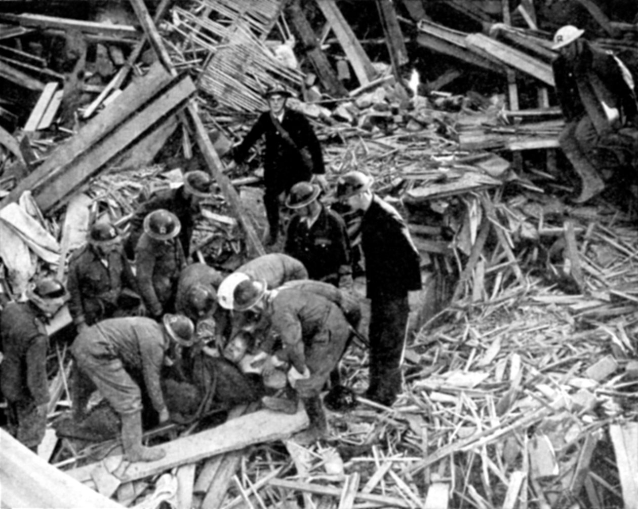 Redningsarbejdere løslader en mand fra en bombeskadet bygning, Anden Verdenskrig, 1940 af Unbekannt