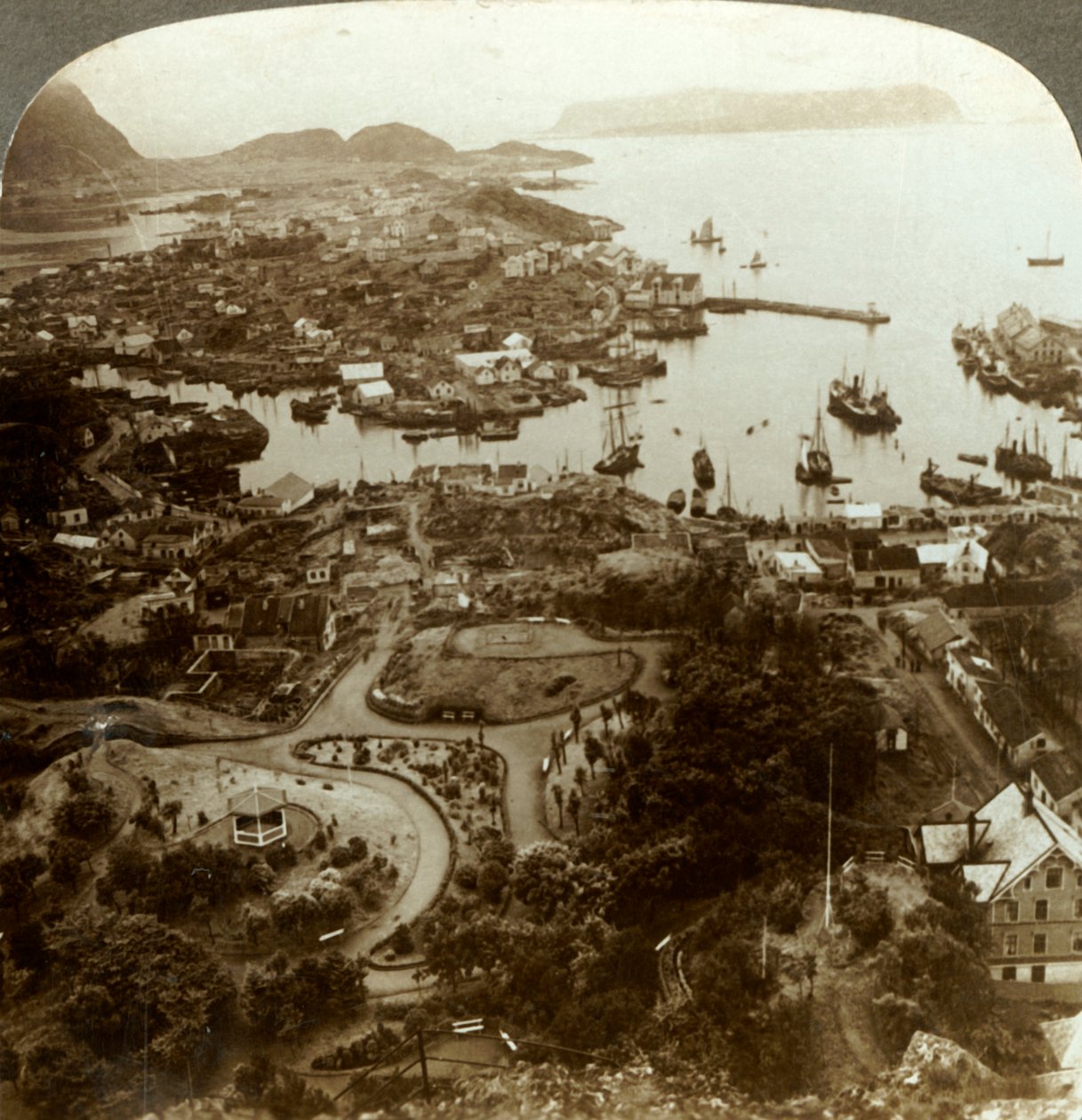 Gendannelse af en brændt by - Ålesund, en ø-havn, og et vigtigt torskefiskemarked, Norge, c1905. af Unbekannt