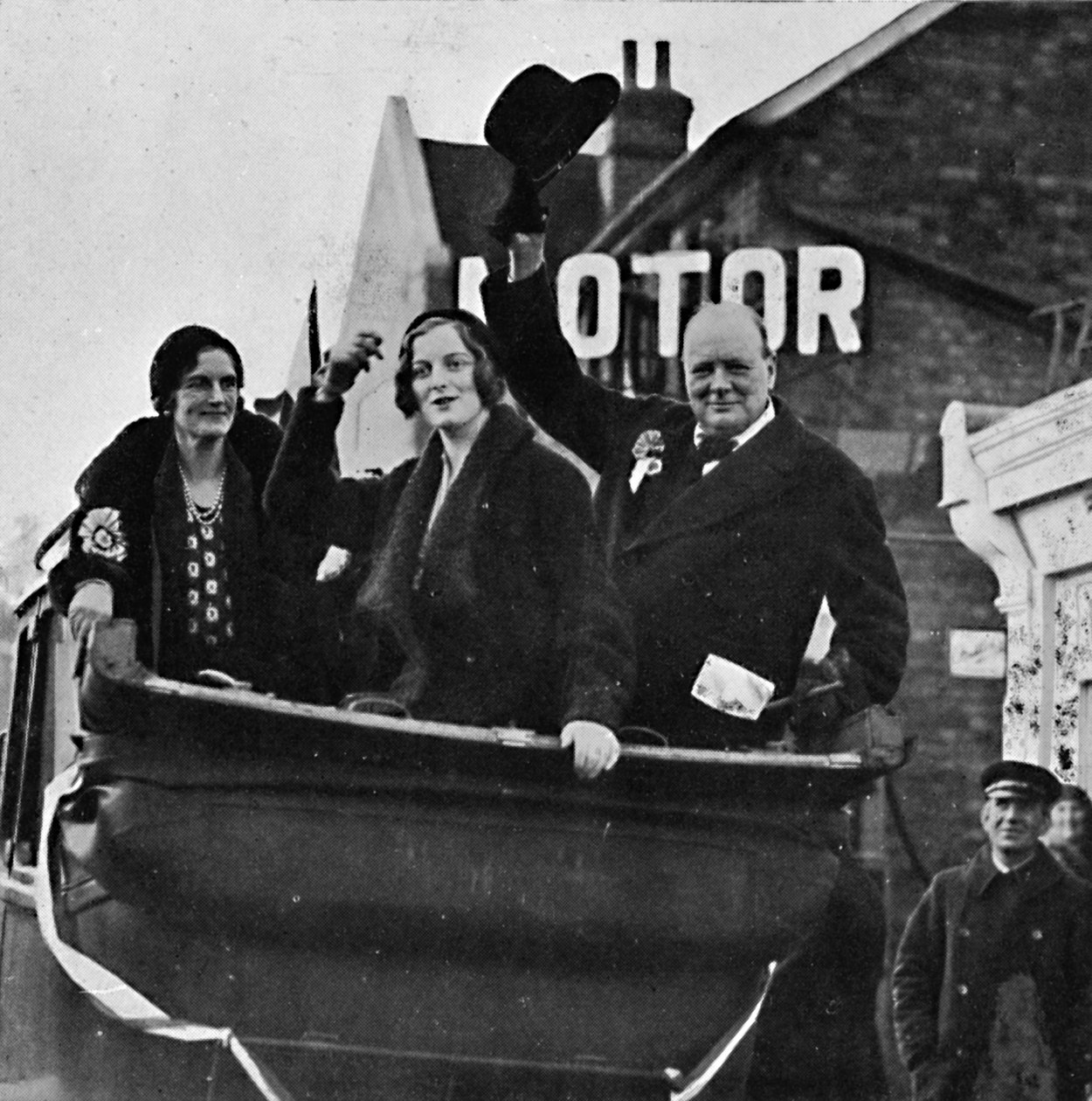 Returneret for Epping Mrs. Churchill og datteren Diana deler lykke og sejr, 1931, 1945. af Unbekannt