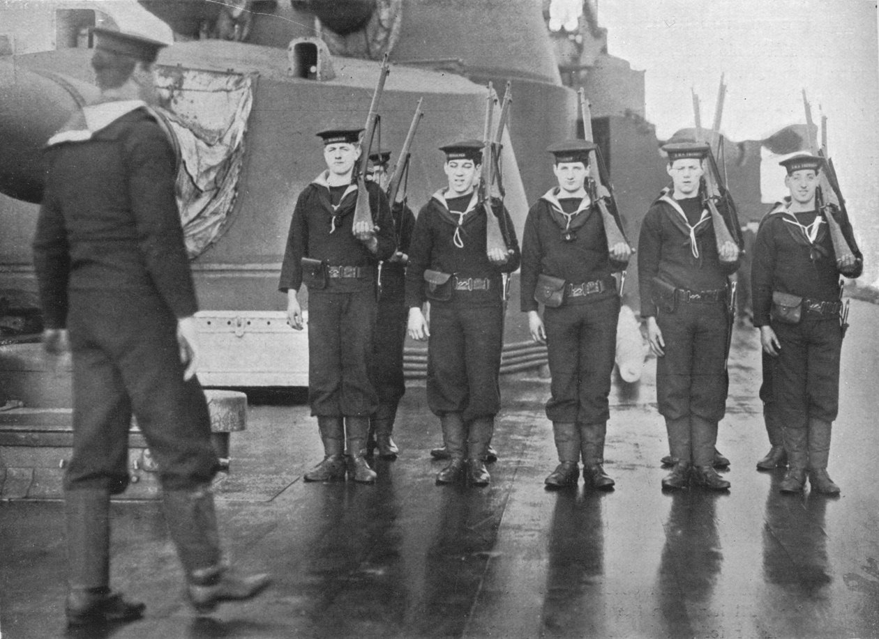 Riffeløvelse om bord på et britisk slagskib, 1915 af Unbekannt