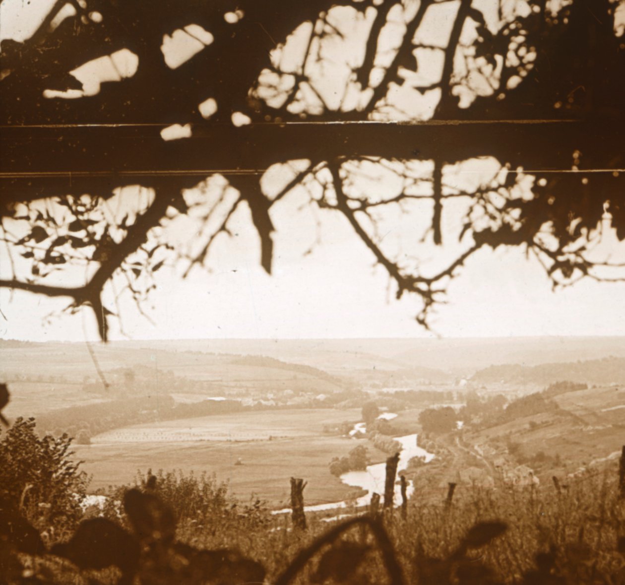 Meuse-floden set fra skyttegravene, Verdun, Nordfrankrig, c1914-c1918 af Unbekannt