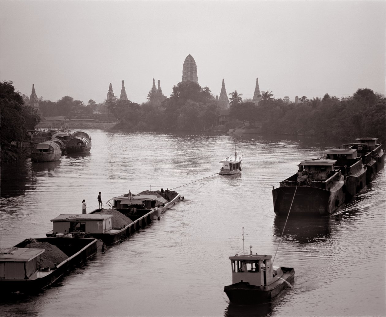 Flodpramme, der kommer ned på Chao Phraya-floden med udsigt over Wat Chaiwatthanaram af Unbekannt