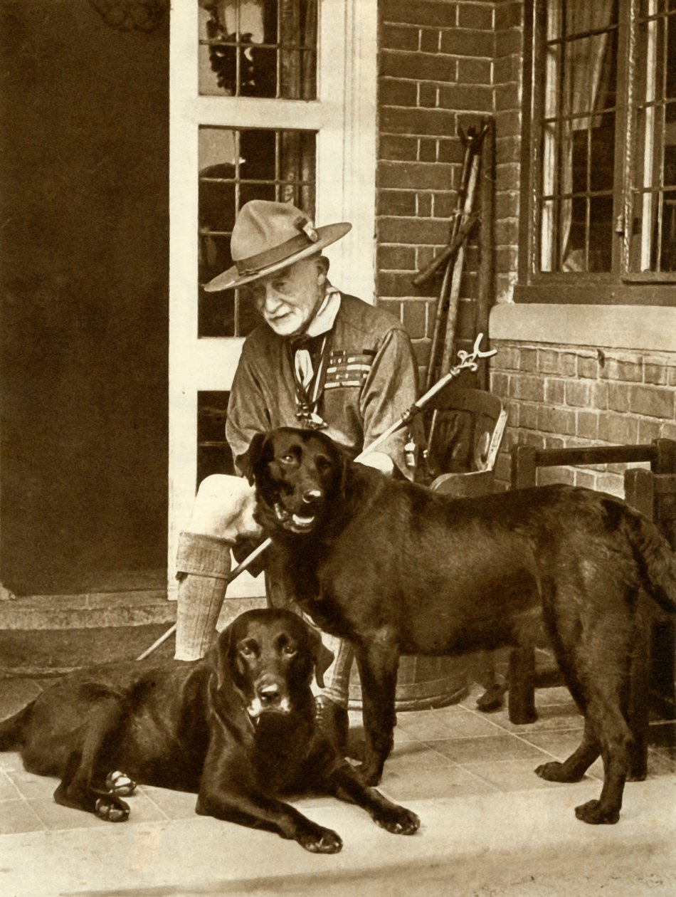 Robert Baden-Powell hjemme med sine hunde, c1929, 1935. af Unbekannt