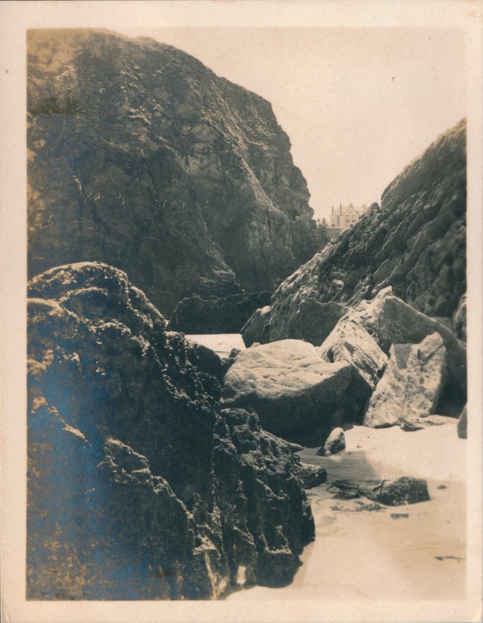 Rocks ved Newquay, 1927 af Unbekannt