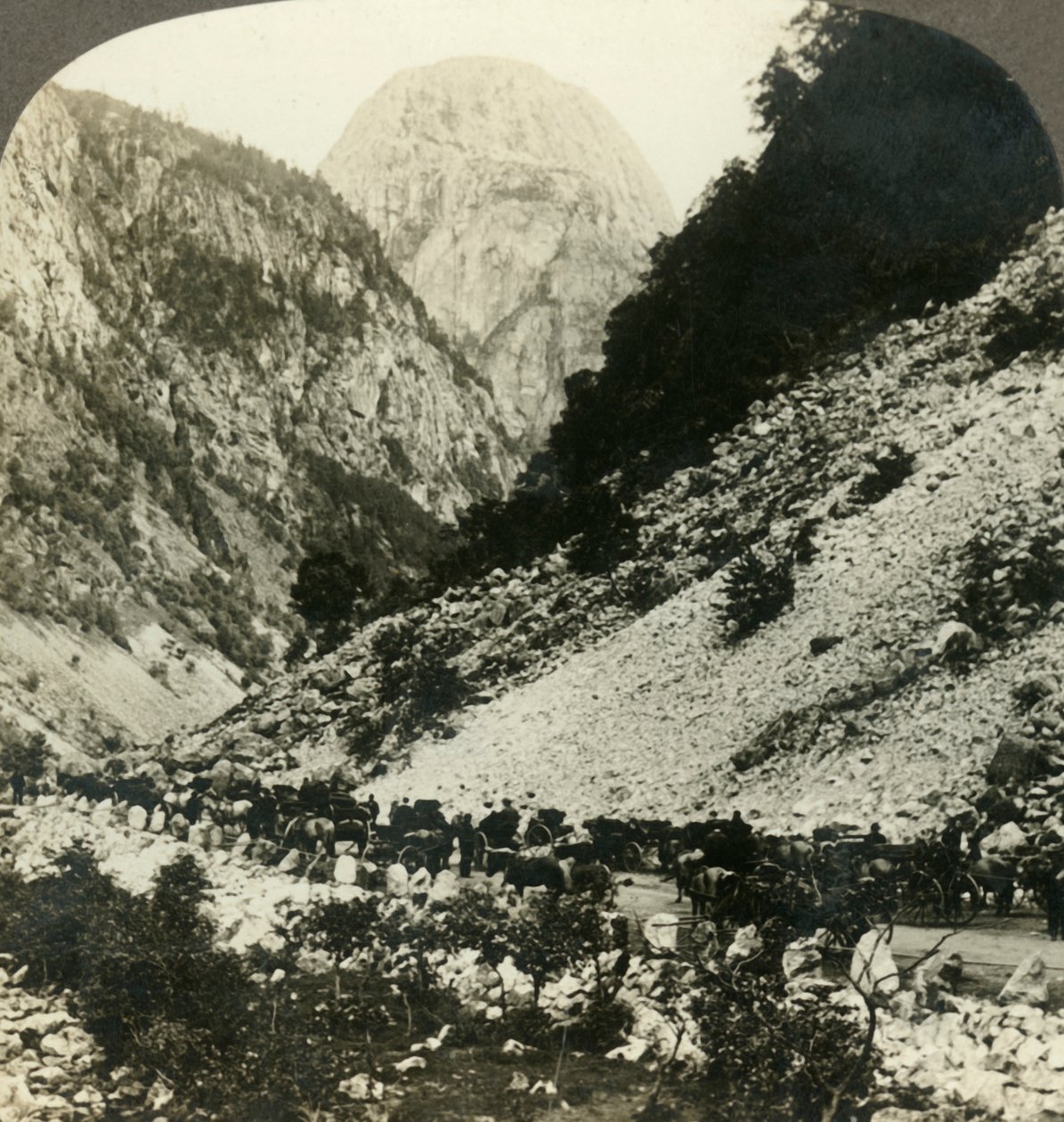 Rocky Jordalsnut 3620 ft. fra siden af vejen fyldt med turistvogne, Norge, c1905. af Unbekannt