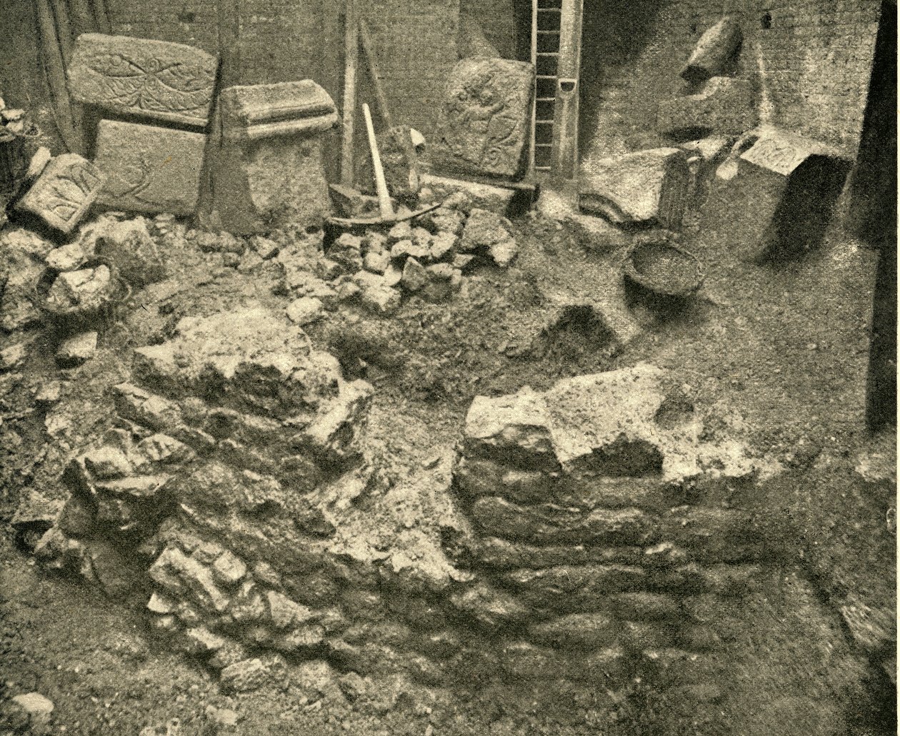 Romerske rester fundet i en bastion af London-muren, 1908 af Unbekannt