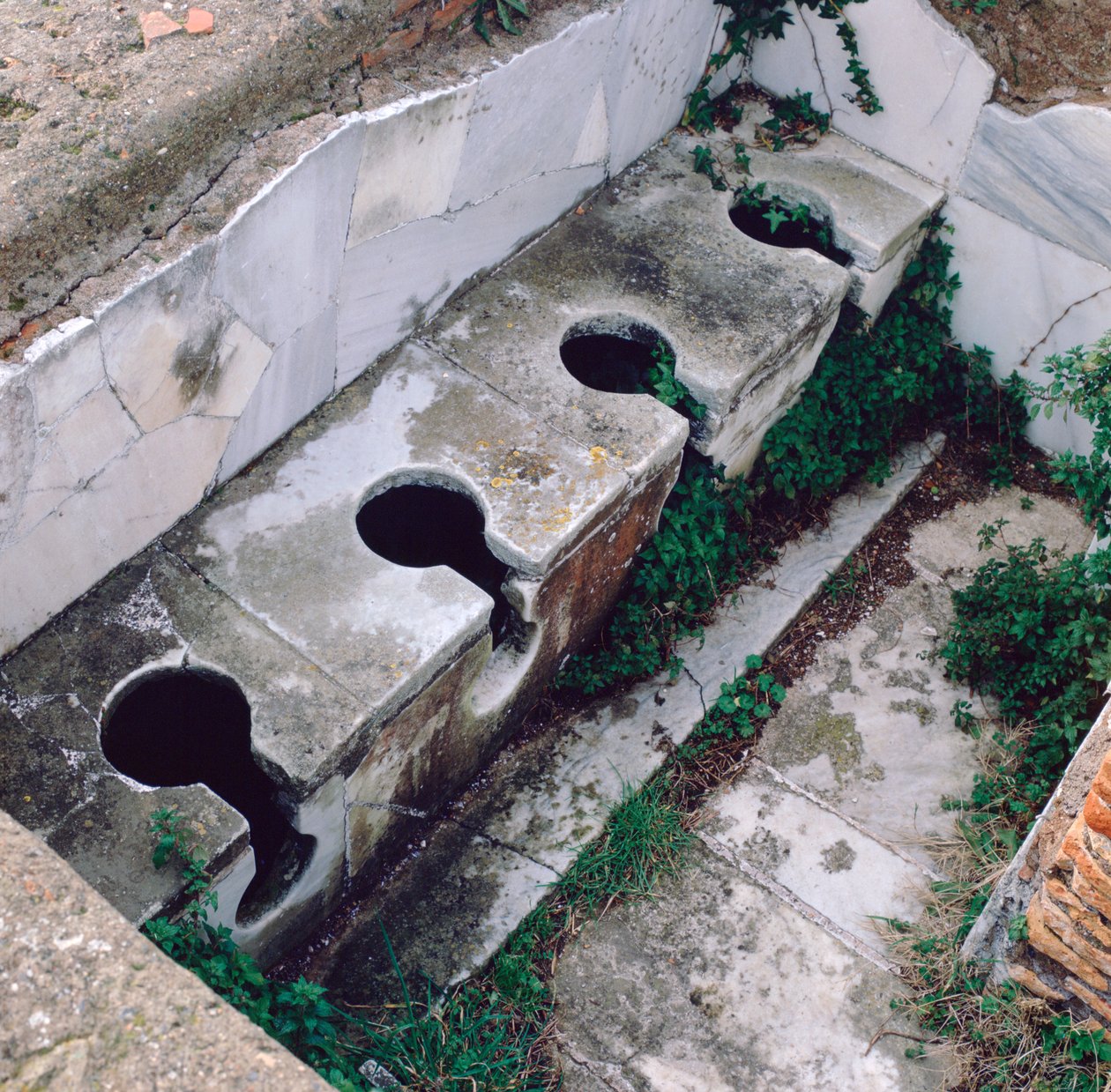 Romersk toilet, Ostia, Italien af Unbekannt
