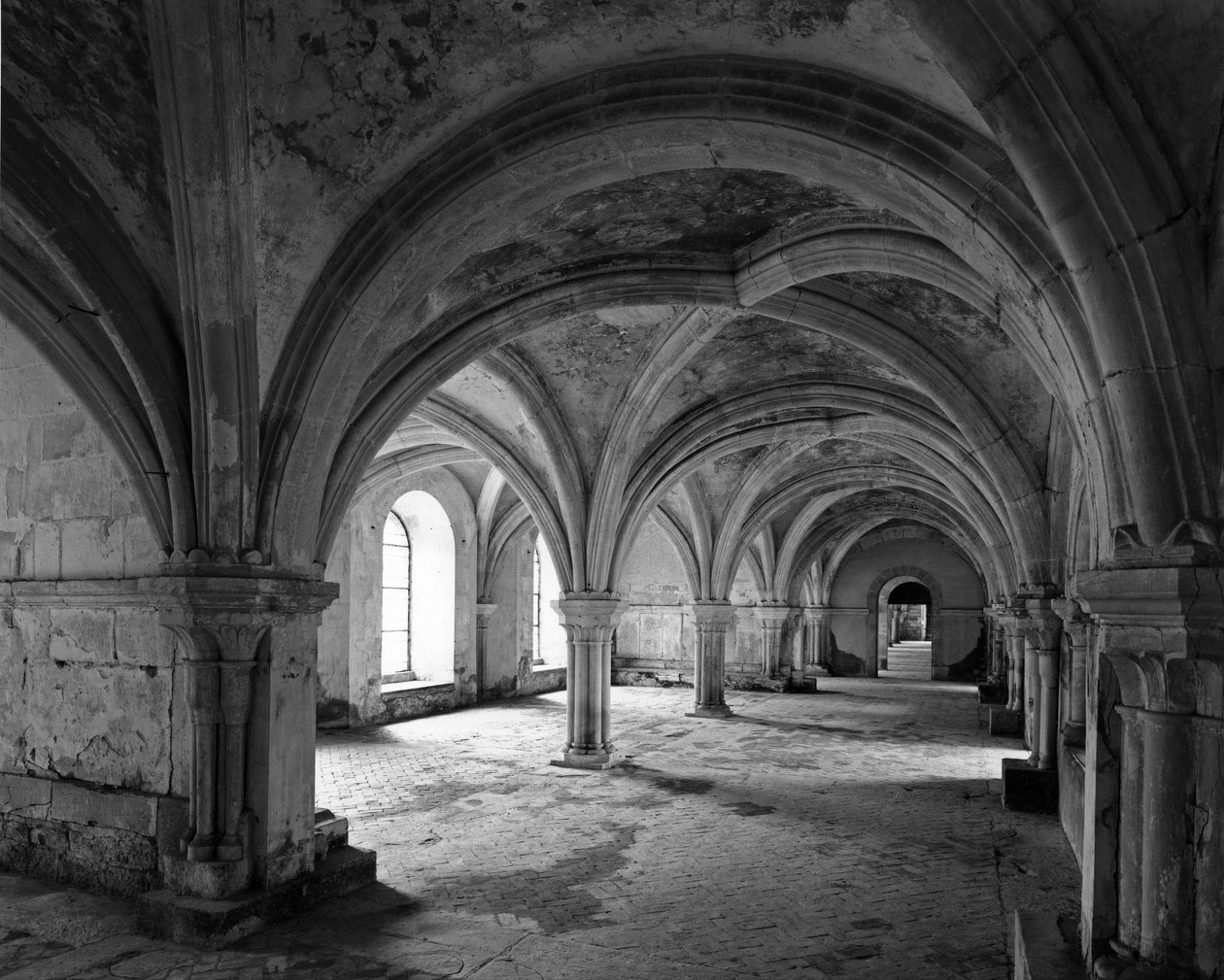 Romansk arkitektur: udsigt over den kapitulære sal i cistercienserklosteret Fontenay grundlagt i 1118 (Cote d