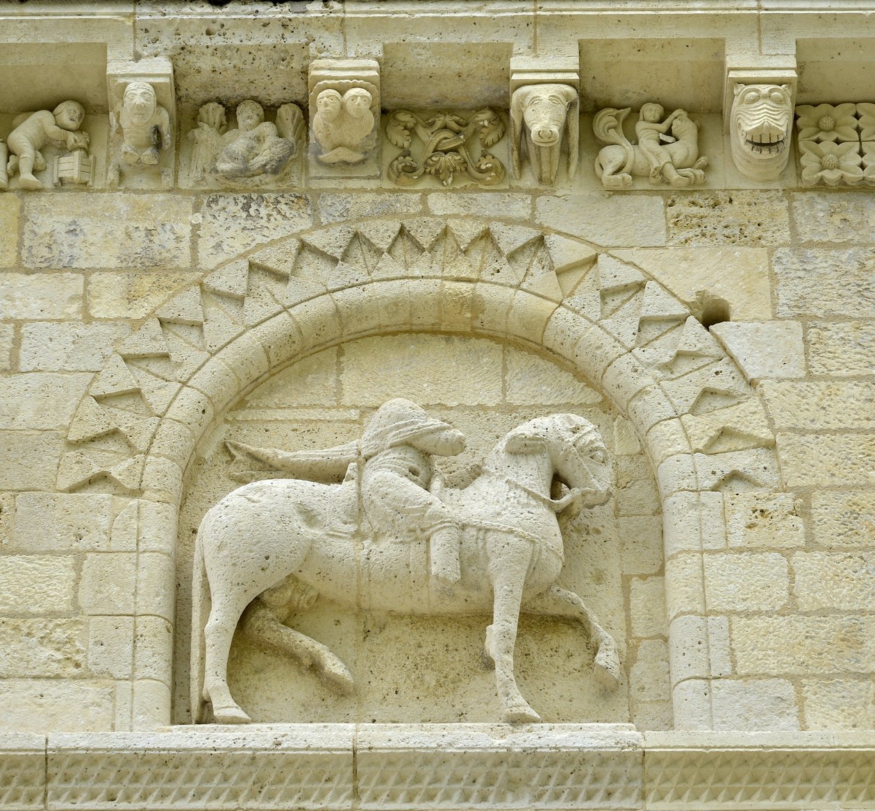 Romansk kunst: detalje af facaden, der forestiller Hugues de Surgeres og Geoffroy de Vendome eller kejser Konstantin I den Store, hvis fod af hesten ville træde Heresie og Kristus triumferende over ondskab og død, Notre Dame (Notre-Dame) de Surgeres (17700 af Unbekannt