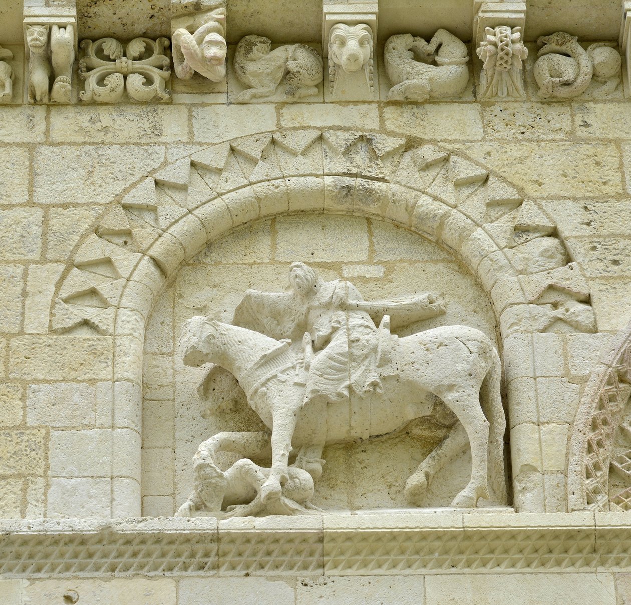 Romansk kunst: detalje af facaden, der forestiller Hugues de Surgeres og Geoffroy de Vendome eller kejser Konstantin I den Store, hvis fod af hesten ville træde Heresie og Kristus triumferende af ondskab og død, Notre Dame (Notre-Dame) de Surgeres (17700) af Unbekannt