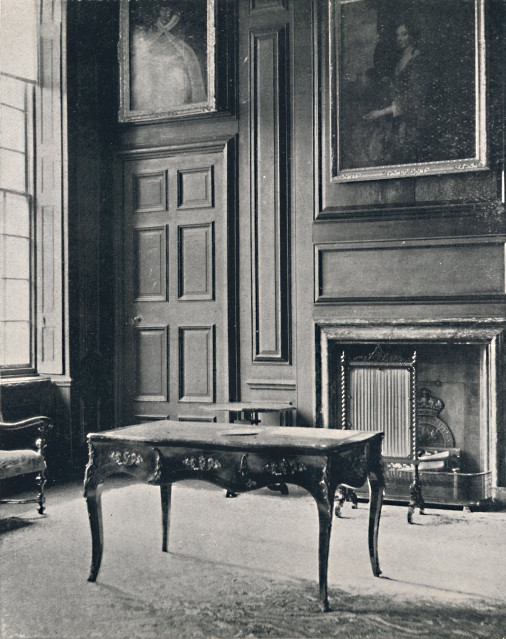 Værelse på Boughton House, med skorstensstykke fra det tidlige 18. århundrede, 1927 af Unbekannt