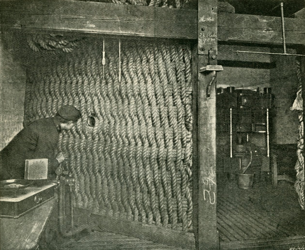 Rebskærm brugt til beskyttelse under presning af eksplosiv pistol-bomuld, 1901. af Unbekannt