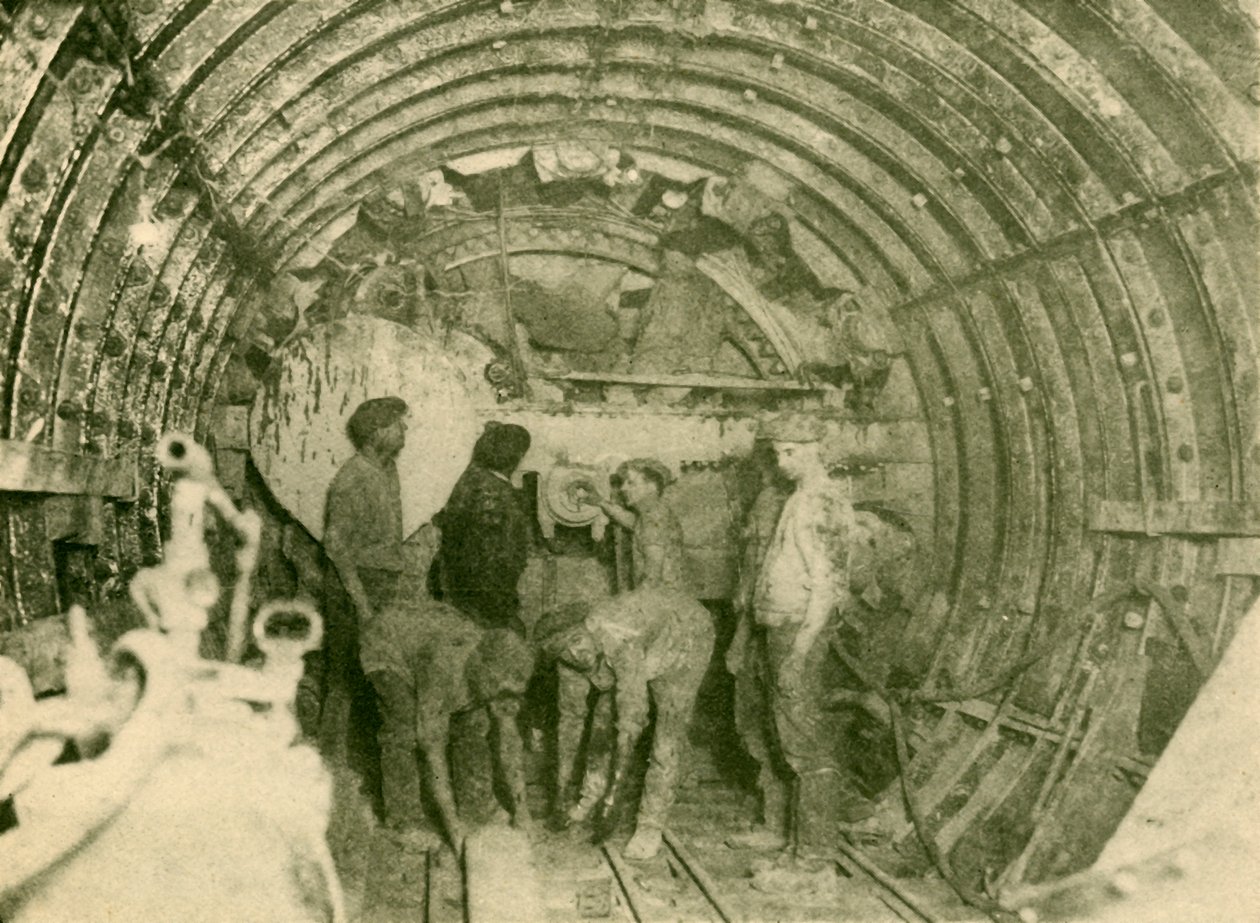 Rotary Cutter på arbejde i det udvidede rør på City og South London Railway Line, c1930. af Unbekannt