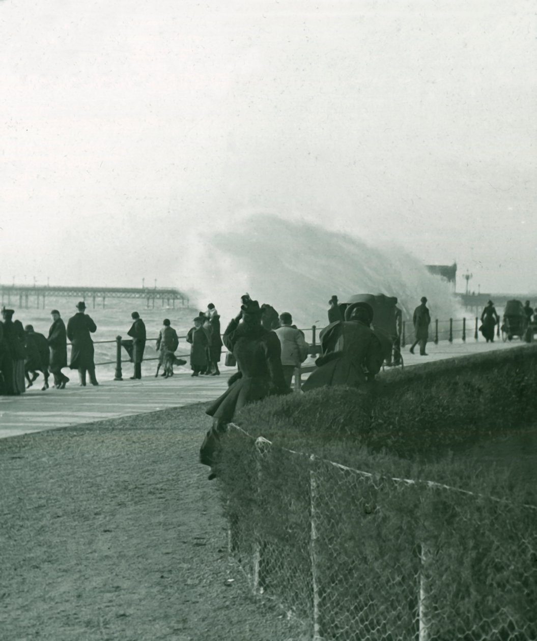 Barskt hav over promenaden ved Hastings, Sussex, slutningen af det 19.-begyndelsen af det 20. århundrede. af Unbekannt