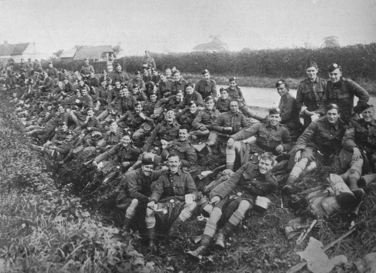 Royal Army Medical Corps rekrutter spiser et måltid i det fri, 1915 af Unbekannt