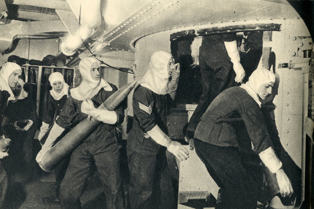 Royal Marines håndterer ammunition om bord på HMS Illustrious, Anden Verdenskrig, c1939-c1943 1944. af Unbekannt