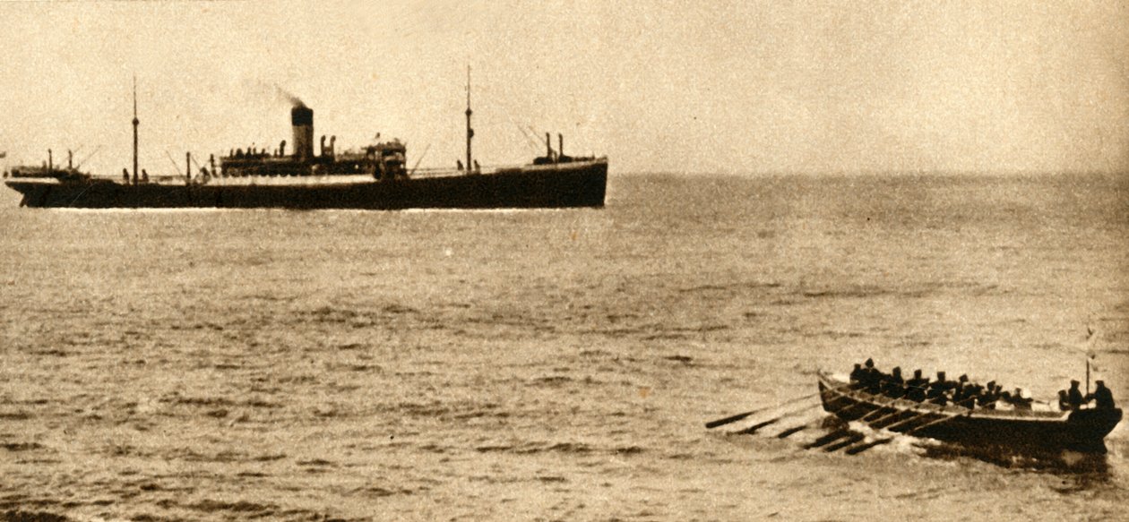 Kongelig flådekutter ved at undersøge et skibs papirer, Første Verdenskrig, 1914-1918, 1933. af Unbekannt