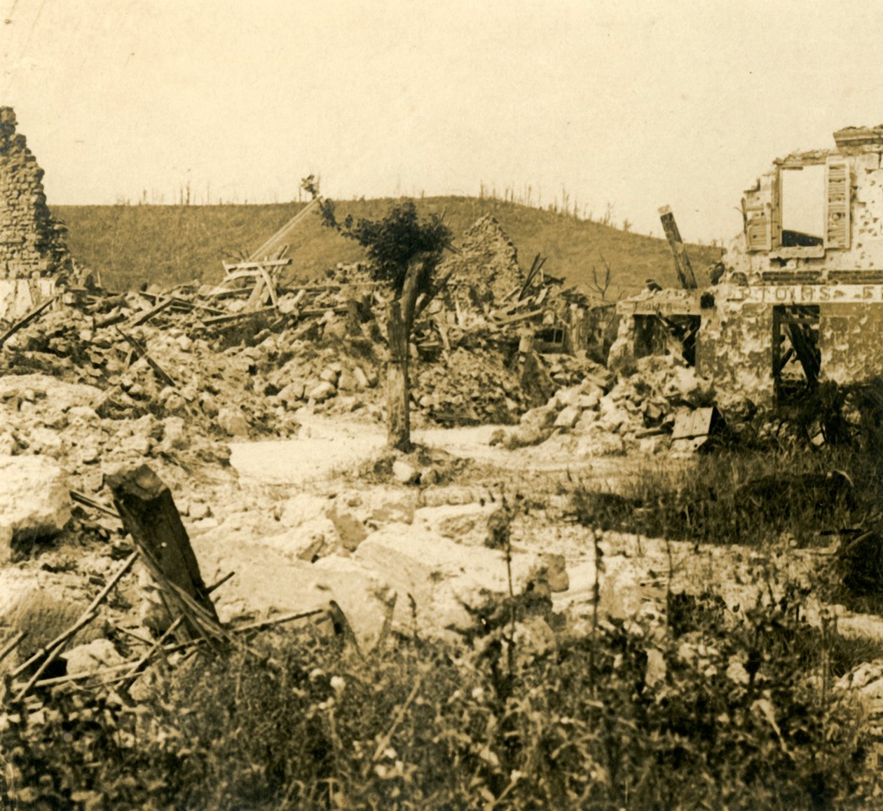 Ødelagte bygninger, Chavignon, Nordfrankrig, c1914-c1918 af Unbekannt