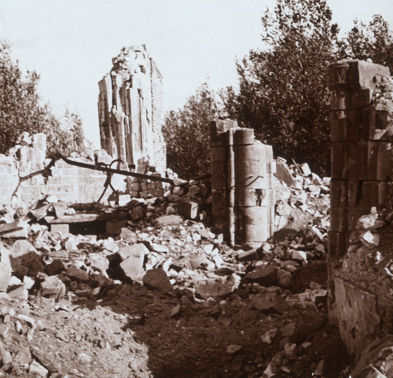 Slotsruin, Pinon, Nordfrankrig, c1914-c1918 af Unbekannt