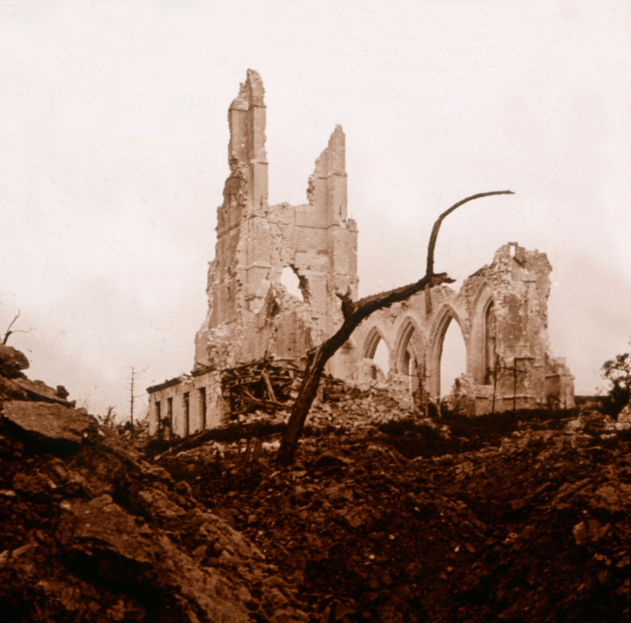Ødelagt kirke, Ablain-Saint-Nazaire, Nordfrankrig, c1914-c1918 af Unbekannt